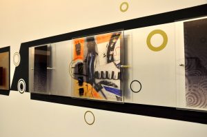 decorazione in plexiglas e metallo a muro