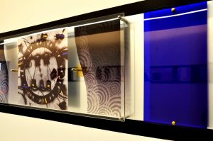 decorazione in plexiglas e metallo a muro