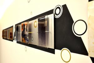 decorazione in plexiglas e metallo a muro