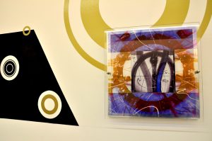 decorazione in plexiglas e metallo a muro