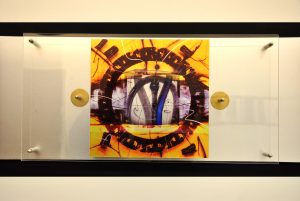 decorazione in plexiglas e metallo a muro