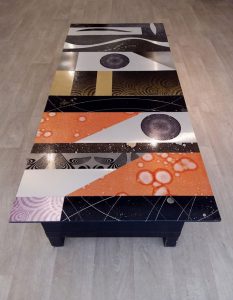 Tavolo -in-metallo-decorato-a-mano- in vendita