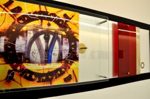 decorazione in plexiglas e metallo a muro