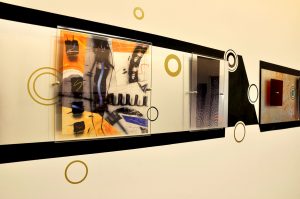 decorazione in plexiglas e metallo a muro