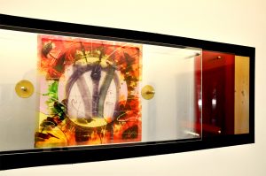 decorazione in plexiglas e metallo a muro