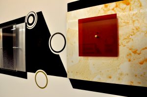 decorazione in plexiglas e metallo a muro